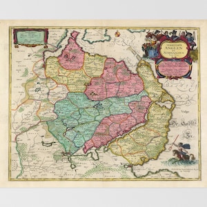 Puede incluir: Un mapa antiguo de los territorios de Angeln y Schwansen, con una representación colorida de las fronteras de la región y una clave detallada. El mapa está rodeado por un marco decorativo con un cartucho de título y una representación de personas con vestimenta tradicional.