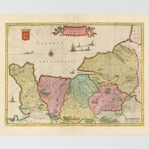 Puede incluir: Un mapa antiguo de Normandía, Francia, con un borde decorativo y una rosa de los vientos. El mapa está dividido en regiones con diferentes colores e incluye el texto "NORMANDIA DVCATVS".