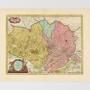 Puede incluir: Un mapa antiguo del Ducado de Parma y Piacenza, Italia. El mapa está impreso en blanco y negro con detalles coloreados a mano. El mapa muestra las fronteras del Ducado, así como las principales ciudades y pueblos. El mapa está rodeado por un borde decorativo.