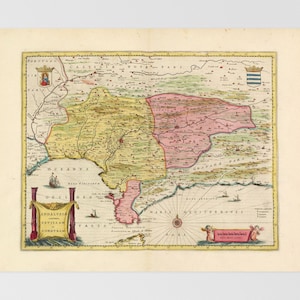 Può includere: Una mappa antica dell'Andalusia, Spagna, con uno schema di colori giallo e rosa. La mappa mostra le province di Siviglia, Cordova e Granada. La mappa è circondata da un bordo decorativo e include una rosa dei venti e un cartiglio del titolo.