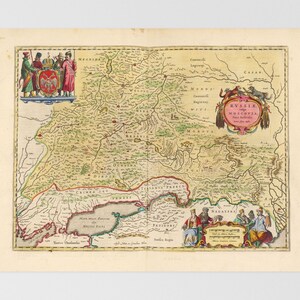 Puede incluir: Un mapa antiguo de Rusia, también conocido como Moscovia, del siglo XVII. El mapa está coloreado a mano y presenta fronteras, ríos y ciudades detalladas. El mapa está rodeado por un borde decorativo con imágenes de personas con vestimenta tradicional.