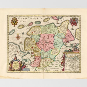 Puede incluir: Un mapa antiguo de la región del Mar del Norte, con cartografía detallada y regiones coloreadas. El mapa incluye elementos decorativos como rosas de los vientos, escudos de armas y barcos, sobre un fondo crema.