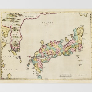 Puede incluir: Un mapa antiguo de Japón, titulado "IAPONIA REGNUM." El mapa está coloreado a mano con varios tonos de rosa, verde, amarillo y azul. El mapa muestra las diferentes provincias de Japón, con nombres escritos en caracteres latinos. El mapa está rodeado por un borde decorativo.