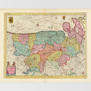Puede incluir: Un mapa antiguo de la región de Flandes, con una detallada ilustración cartográfica y colorida. El mapa muestra varios territorios en tonos verdes, amarillos y rosas, con texto en latín y elementos decorativos, incluyendo escudos de armas.