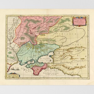 Puede incluir: Un mapa antiguo con un borde color crema, que muestra regiones en rosa, verde y amarillo. El mapa incluye texto en latín e ilustraciones de barcos. El título está en una cartela decorativa.