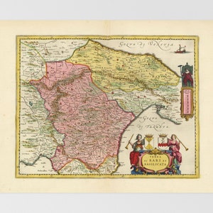Puede incluir: Un mapa antiguo de la región de Terra di Bari et Basilicata en Italia, con una representación detallada del territorio y sus ciudades. El mapa está impreso en tonos de marrón, verde y rosa, con un borde decorativo y un escudo de armas en la esquina inferior derecha.