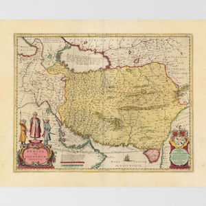 Könnte beinhalten: Eine antike Karte von Persien, auch bekannt als Sophorum Regnum, mit detaillierten Grenzen und geografischen Merkmalen. Die Karte ist im Vintage-Stil mit einem vergilbten Hintergrund und handgezeichneten Linien gehalten. Sie verfügt über einen dekorativen Rand mit einem Wappen und Figuren in traditioneller persischer Kleidung.