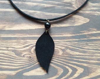 Noir ras de cou en cuir, tour de cou en cuir plume, collier ras de cou Boho, bijou, Collier pendentif plume en cuir, daim noir ras du cou