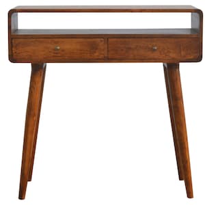 Könnte beinhalten: Ein dunkelbrauner Konsolentisch aus Holz mit zwei Schubladen und einem Regal. Der Tisch hat eine abgerundete Oberseite und konische Beine.