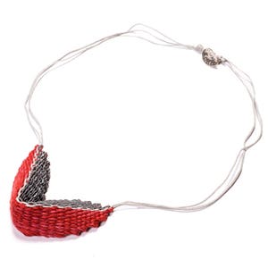 Gioielli unici, Collana tessuta a mano, Gioielli tessitura, Collana Statement, Gioielli contemporanei, Gioielli originali, Giftforher, Rosso e grigio
