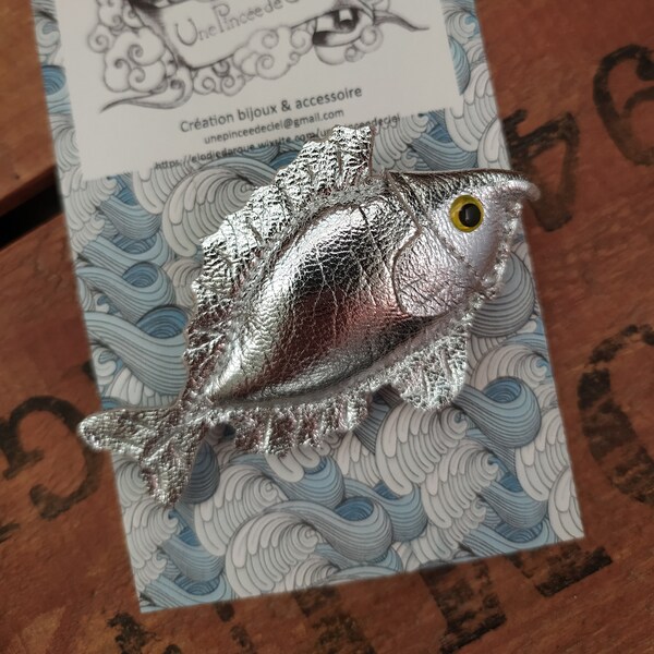 Broche poisson argenté