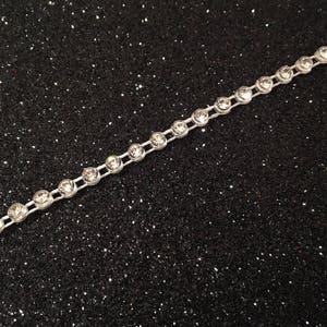 10 Meter von 1 Reihe Kristall klar auf Kunststoff Einstellung SS10 Streifen