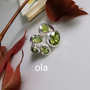 Handgefertigter Silberring mit 5 Peridots (Arizona)