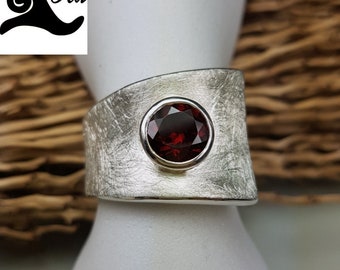 Handgefertigter Silberring mit Granat (Sri Lanka)