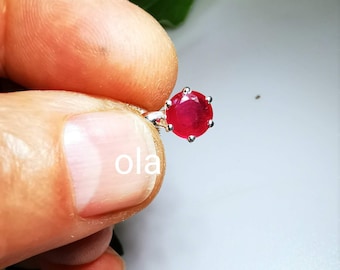 Kleine Rubin Anhänger in Silber gefasst