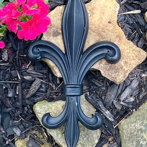 MCM-deurversiering | Fleur de lis | zwart aluminium | | Franse jaren 60-sfeer | Gemaakt in de VS | Bloem | door de of | Herfst | Seizoen | Lente ||