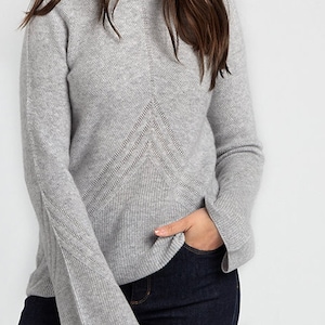 Hübscher hellgrauer Kaschmirpullover