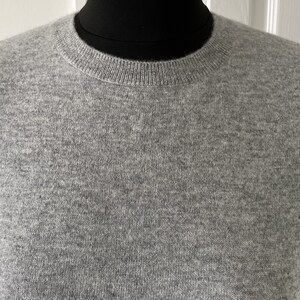 NEUER Saisonbestand. Damen Luxus Kaschmir grauer Rundhals Pullover.