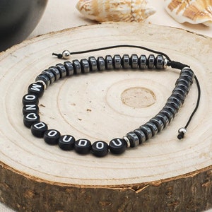 Bracciale da uomo personalizzato in perle di ematite lettera bianca/nera braccialetto papà padrino mantra nome appuntamento regalo da uomo donne immagine 3