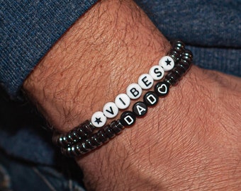 Bracciale da uomo personalizzato in perle di ematite - lettera bianca/nera - braccialetto papà | padrino | mantra | nome | appuntamento - regalo da uomo | donne