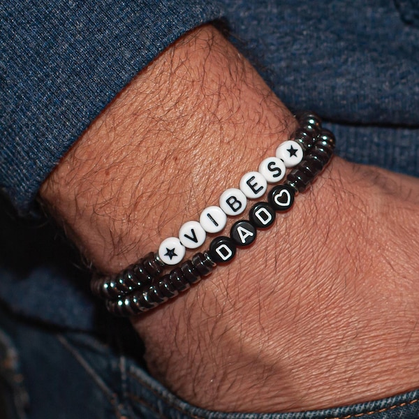 Bracelet personnalisé homme en perles hématite - lettre noir/blanc - bracelet papa | parrain | mantra | prénom | date - cadeau homme | femme