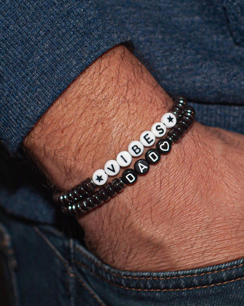 Bracciale da uomo personalizzato in perle di ematite lettera bianca/nera braccialetto papà padrino mantra nome appuntamento regalo da uomo donne immagine 1