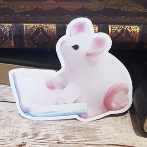Madeleine die Maus - Matte Vinyl Sticker - Aufkleber - Maus - Lesen - Bücherliebhaber - Keramik - Mäuse - Cottagecore - Tiere