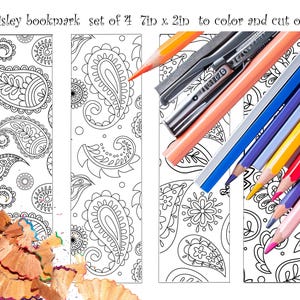 Op de afbeelding: Set van vier paisley-bladwijzerontwerpen, elk 17,8 cm bij 5,1 cm, klaar om in te kleuren en uit te knippen. De bladwijzers hebben ingewikkelde paisley-patronen en zijn perfect om een ​​persoonlijke touch aan elk boek toe te voegen.