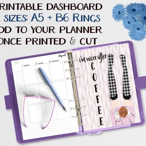 Può includere: Agenda viola con layout settimanale, penna blu e occhiali rosa. L'agenda include il testo "PRINTABLE DASHBOARD" e "i'm nicer after COFFEE". Elementi decorativi: tazza di caffè e gambe a scacchi.
