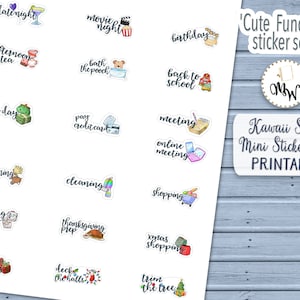 Può includere: Un foglio di mini adesivi stampabili con varie illustrazioni e testi a tema. Gli adesivi includono frasi come "date night", "movie night" e "back to school". È visibile anche il testo "Cute Functional Sticker Series" e "Kawaii Script Mini Stickers Set Printable".