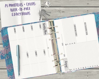 Può includere: Un'agenda A5 aperta con una copertina floreale blu e viola, con stampabili settimanali e orari giornalieri. L'agenda include una penna, chiavi e il testo "A5 PRINTABLES + COVERS: WEEK-TO-PAGE & DAILY HOURS."