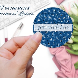 Autocollants ronds personnalisés, étiquettes florales bleues avec une police cursive, feuille d'autocollants personnalisés, étiquettes commerciales, étiquette de produit de texte de fleur