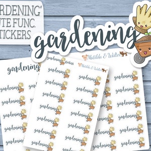 Peut inclure: Ensemble d'autocollants sur le thème du jardinage. Les autocollants présentent le mot "jardinage" en écriture cursive, ainsi que des illustrations d'une brouette, de gants de jardinage et d'une pousse. Les autocollants sont blancs sur fond bleu.