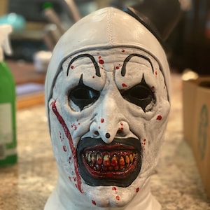 Süßes oder Saures Studios Terripier Maske Re-Haul