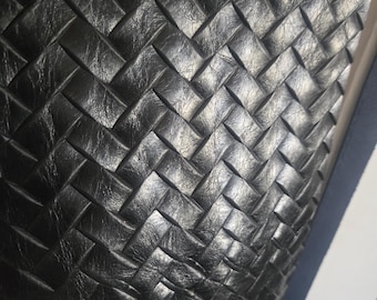 Lámina artesanal de cuero genuino de vaca tejido y repujado, negra, 8 x 10 pulgadas.