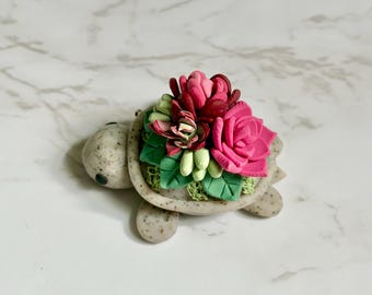 Statuetta di tartaruga succulenta, animale in miniatura in stile cottagecore, tartaruga da giardino delle fate, decorazione di tartaruga in argilla polimerica, regalo di arredamento per la casa in stile costiero, stravagante