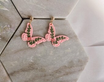 ピンクの蝶のイヤリング、自然からインスピレーションを得たジュエリー、花の粘土のイヤリング、気まぐれな妖精のイヤリング、彼女へのバレンタインデーのギフト、コテージコア