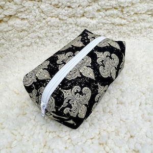 Bolsa cosmética flor de lis. bolsa de higiene, bolsa. mala de viagem. Nova Orleans.