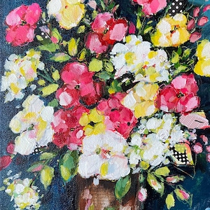 Op de afbeelding: Een schilderij van een boeket roze, witte en gele bloemen in een bruine vaas tegen een donkerblauwe achtergrond.