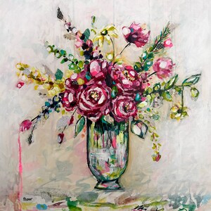 Könnte beinhalten: Ein Strauß aus rosa und weißen Blumen in einer klaren Glasvase mit strukturierter Oberfläche. Die Blumen sind in einem lockeren, natürlichen Stil angeordnet und die Vase steht auf einer weißen Oberfläche. Der Hintergrund ist hellgrau mit einer dezenten Textur.