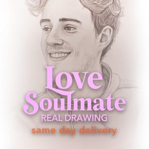 Könnte beinhalten: Bleistiftporträt einer lächelnden Person mit dem Text "Love Soulmate" in Rosa, "REAL DRAWING" und "same day delivery" in Orange. Die Zeichnung ist in Graustufen gehalten.