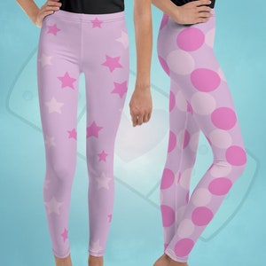 Könnte beinhalten: Eine rosa Leggings mit zwei verschiedenen Mustern. Ein Bein hat ein rosa Sternmuster auf einem hellrosa Hintergrund. Das andere Bein hat ein rosa Punkte-Muster auf einem hellrosa Hintergrund.