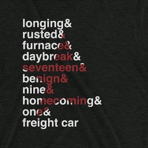 Könnte beinhalten: Schwarzes T-Shirt mit weißem Text, der "longing & rusted & furnace & daybreak & seventeen & benign & nine & homecoming & one & freight car" lautet.