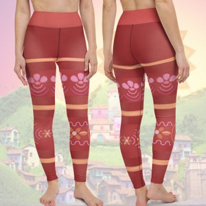 Puede incluir: Leggings de yoga rojas con un patrón geométrico colorido con flores y líneas onduladas. Las leggings tienen cintura alta y están hechas de un tejido elástico y cómodo.