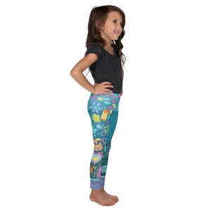 K&ouml;nnte beinhalten: Ein junges Kind tr&auml;gt eine tealfarbene Leggings mit einem bunten Blumen- und Herzmuster. Die Leggings sind aus einem dehnbaren, bequemen Stoff und perfekt f&uuml;r aktive Kleidung.