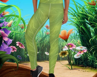 Puede incluir: Leggings de yoga verdes con un patrón de hojas. Las leggings son de cintura alta y tienen una silueta ajustada. La modelo lleva zapatillas negras.