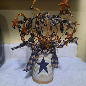 Country Farmhouse Primitive make-do Rustic chalk painted distressed rusty stars tin can upcycled pip berries black and tan shelf sitter