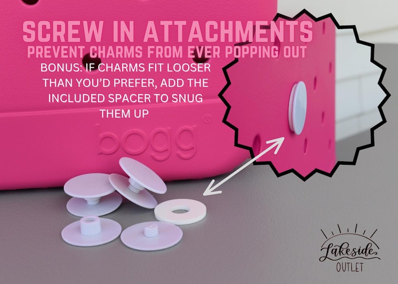 Pode incluir: Um close-up de uma bolsa rosa brilhante com fixadores de parafuso brancos. O texto diz "SCREW IN ATTACHMENTS" e "PREVENT CHARMS FROM EVER POPPING OUT". Texto adicional explica como usar o espa&ccedil;ador inclu&iacute;do. A bolsa tem a marca "bogg".
