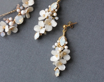 Bridal flower earrings made of Swarovski pearls and crystals, Gold and white floral wedding earrings for bride, Drop earring