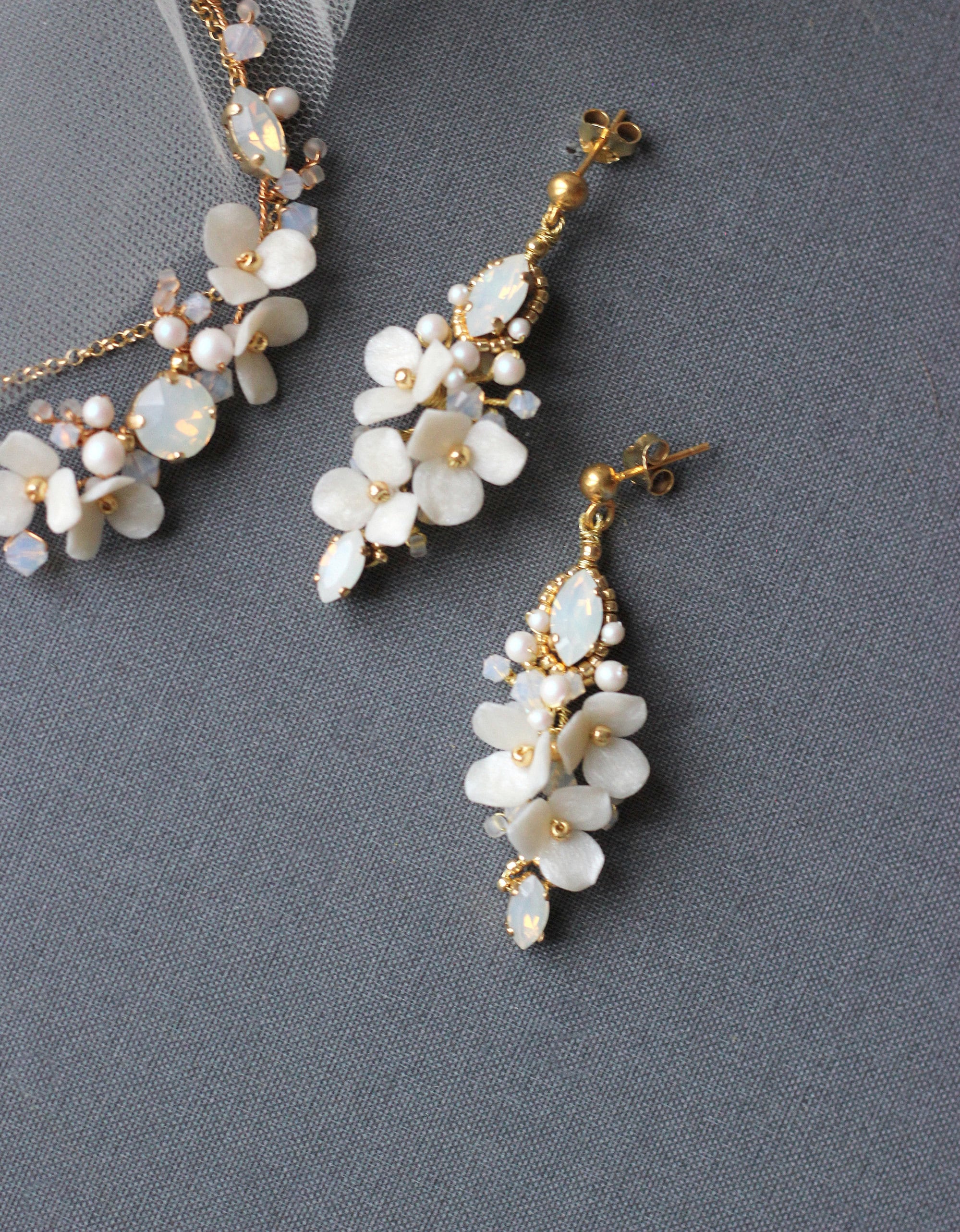 Bridal flower earrings made of Swarovski pearls and crystals, Gold and white floral wedding earrings for bride, Drop earring